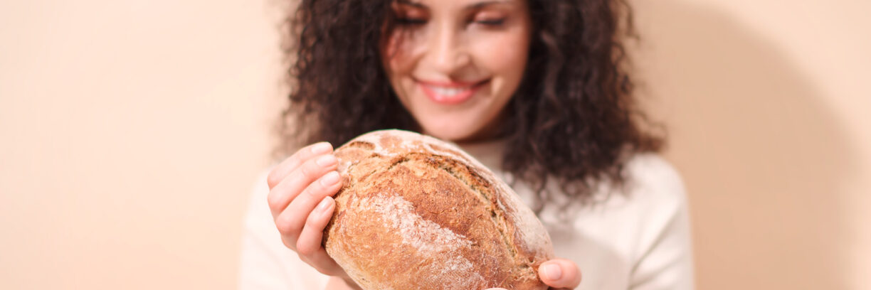 Frau erfreut sich am Brot