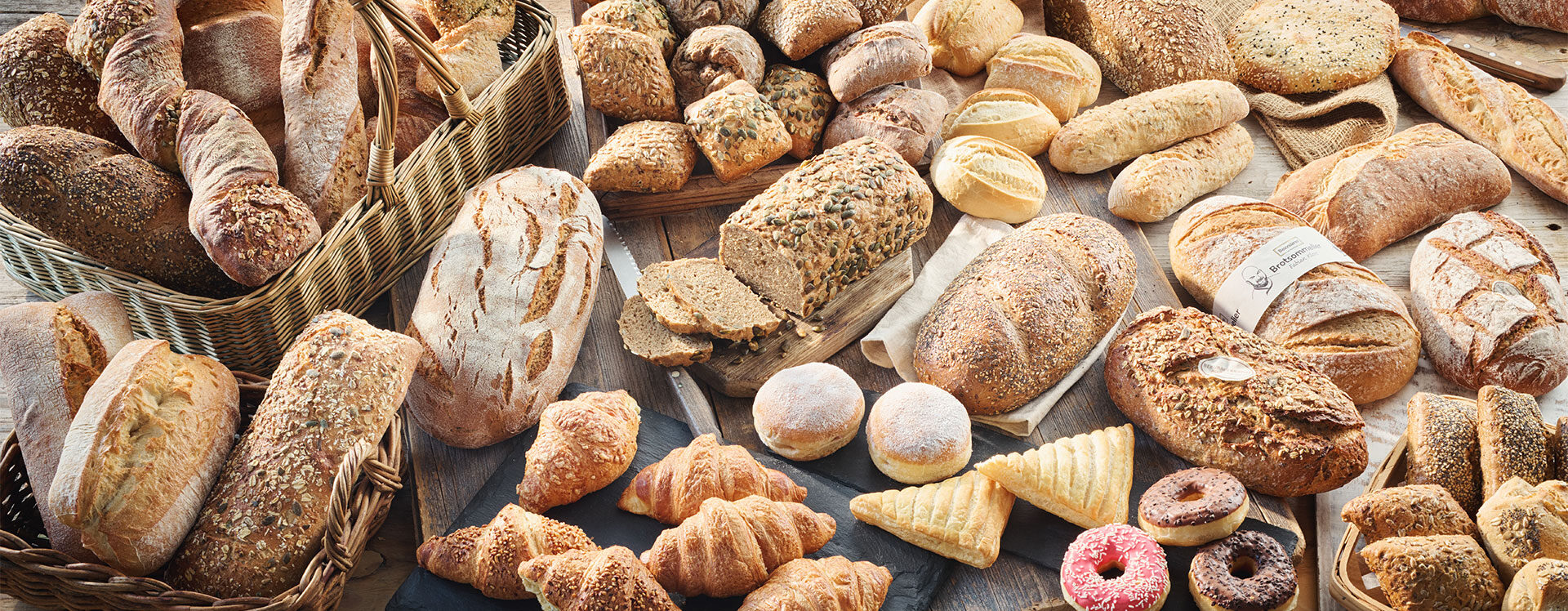 Das gesamte Sortiment der Bonback mit Broten, Brötchen und feinen Backwaren.
